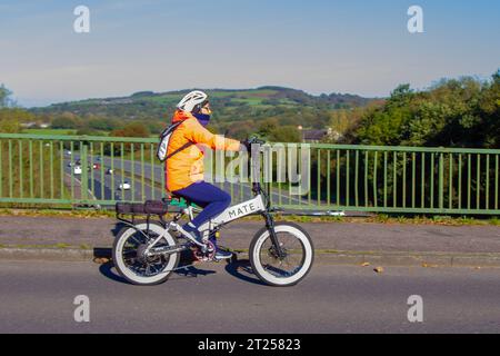 MATE X, fettbereiftes MATE stylisches, klappbares E-Bike, elektrisch unterstütztes Pedalspiel (EPAC). Hi-Fi Confidential Ltd T/A MATE Bike UK Stockfoto