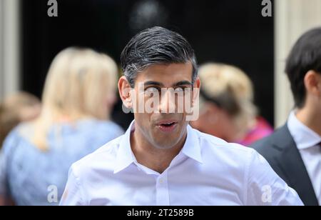 Der britische Premierminister Rishi Sunak bei dem von ihm und seiner Frau veranstalteten Krönungsessen in der Downing Street am 7. Mai 2023 Stockfoto