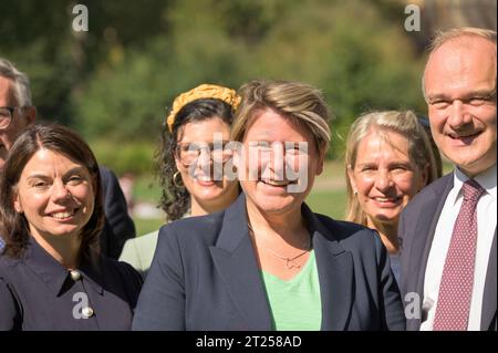 Die Abgeordneten der Liberaldemokraten Sarah Olney, Layla Moran, Sarah Dyke und Wera Hobhouse als Ed Davey treffen sich in Victoria Tower Gardens, Westminster, um ihre ne zu begrüßen Stockfoto