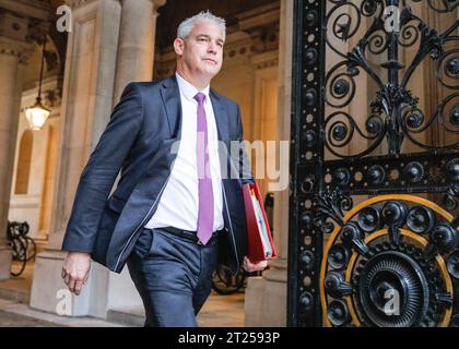 London, Großbritannien. Oktober 2023. Steve Barclay, Abgeordneter, Staatssekretär für Gesundheit und Soziales. Politiker und Minister der britischen Konservativen Partei in der Sunak-Regierung nehmen an der wöchentlichen Kabinettssitzung in der Downing Street 10 in Westminster Teil. Quelle: Imageplotter/Alamy Live News Stockfoto