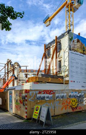 Weimar, Thüringen, Deutschland Baustelle Schillerhof Weimar mit staatsorganfeindlicher Parole an der Umzäunung, in der Innenstadt von Weimar, Thüringen, Deutschland, 13. August 2020, nur zur redaktionellen Verwendung. Baustelle Schillerhof Weimar mit Anti-Staat-Losung am Zaun, in der Innenstadt von Weimar, Thüringen, Deutschland, 13. August 2020, nur für redaktionelle Zwecke. Stockfoto