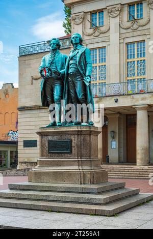 Goethe-Schiller-Denkmal, Bronzestatue von Ernst Rietschel, 1857 enthüllt, auf dem Theaterplatz in Weimar, Thüringen. Stockfoto