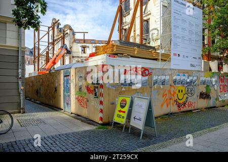 Schillerhof Weimar Baustelle mit antistaatlichem Slogan am Zaun, in der Innenstadt von Weimar, Thüringen, Deutschland, 13. August 2020. Stockfoto