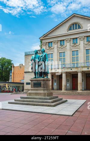 Goethe und Schiller in Weimar Goethe-Schiller-Denkmal, Bronzestandbild von Ernst Rietschel, 1857 eingeweiht, auf dem Theaterplatz vor dem Deutschen Nationaltheater in Weimar, Thüringen, Deutschland, Stand 13. August 2020. Goethe-Schiller-Denkmal, Bronzestatue von Ernst Rietschel, 1857 enthüllt, auf dem Theaterplatz vor dem Deutschen Nationaltheater in Weimar, Thüringen, Stand 13. August 2020. Stockfoto