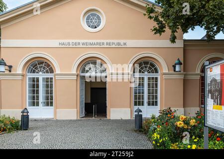 Weimar, Thüringen, Deutschland Haus der Weimarer Republik am Theaterplatz in Weimar, Thüringen, Deutschland. Haus der Weimarer Republik am Theaterplatz in Weimar, Thüringen, Deutschland. Quelle: Imago/Alamy Live News Stockfoto