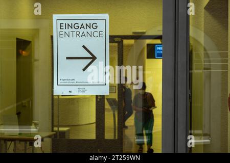 Ausgang mit Schild zum Eingang, Goethe-Nationalmuseum der Stiftung Weimar Klassik in Weimar, Thüringen, Deutschland, 13. August 2020. Stockfoto