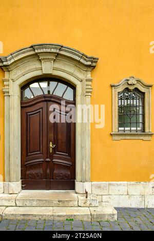 Historische Eingangstür in einem Haus des Gebäudekomplexes des Goethe-Hauses in Weimar, Thüringen, Deutschland. Stockfoto