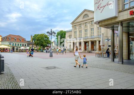 Alltagsszene vor dem Deutschen Nationaltheater auf dem Theaterplatz in Weimar, Thüringen, Deutschland 13. August 2020, nur zur redaktionellen Verwendung. Stockfoto