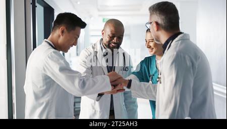 Ärzte, Krankenschwestern und Hände zusammen, Beifall und Unterstützung, Erfolg oder Zusammenarbeit für Krankenhausziele und Teamarbeit. Medizinisches oder medizinisches Personal Stockfoto