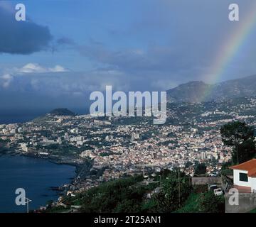 Portugal. Madeira. Funchal. Regenbogen über der Stadt. Stockfoto