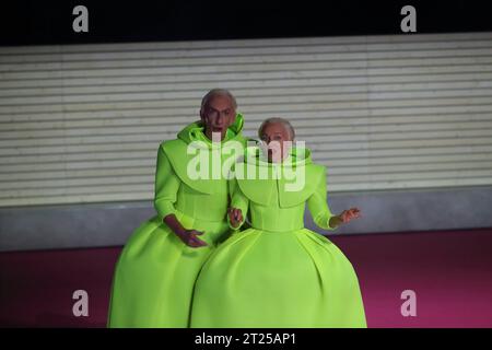 Bernd Moss und Regine Zimmermann während der Fotoprobe für das Stück der geflügelte Froschgott im Deutschen Theater Berlin, Kammer, 16. Oktober 2023. // Von Ingrid Lausund. REGIE FX Mayr. Bühne und Kostüme Korbinian Schmidt. Premiere ist am 19. Oktober 2023. Deutsches Theater Berlin der geflügelte Froschgott *** Bernd Moss und Regine Zimmermann während der Fotoprobe für das Stück der geflügelte Froschgott im Deutschen Theater Berlin, Kammer, 16. Oktober 2023 von Ingrid Lausund Regie FX Mayr Bühne und Kostüme Korbinian Schmidt Premiere ist 19. Oktober, 2023 Deutsches Theater Berlin Der Flügelte Stockfoto