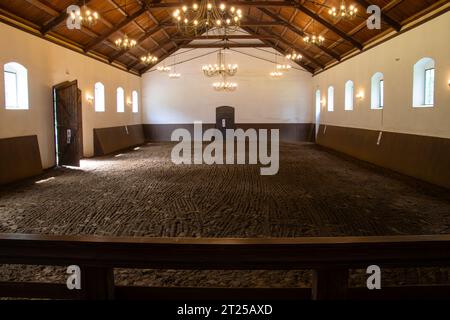 Leerer Reiterplatz im Innenbereich. Blick in einer Reithalle Stockfoto