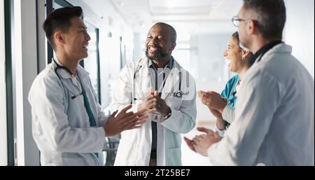 Ärzte, Krankenschwestern und Hände zusammen, Beifall und Unterstützung, Erfolg oder Zusammenarbeit für Krankenhausziele und Teamarbeit. Medizinisches oder medizinisches Personal Stockfoto