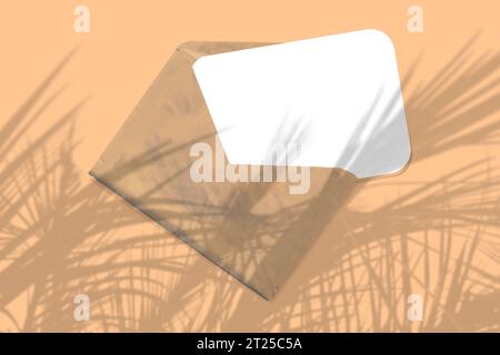Ein Umschlag mit einem Blatt strukturiertem weißem Papier auf gelbem Tischhintergrund. Mockup mit einer Überlagerung tropischer Pflanzenschatten. Natürliches Licht macht shado aus Stockfoto
