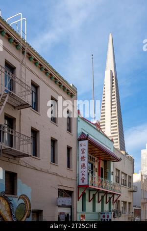 CHINA TOWN, SAN FRANCISCO, USA - 22. April 2023: Außenfassade der Gebäude im Vordergrund mit China-Schild und Transamerica-Pyramide, die sich über Athen erhebt Stockfoto