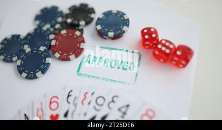 Stamp genehmigt Stehen in der Nähe von Spielkarten und Chips im Casino mit Würfeln Stockfoto