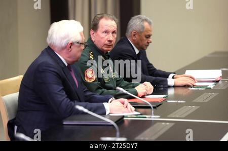 Novo-Ogaryovo, Russland. Oktober 2023. Von links nach rechts: Der stellvertretende russische Außenminister Sergej Ryabkow, der Direktor der Bundesgarde Viktor Zolotow und der Verteidigungsminister Sergej Shoigu hören zu, wie Präsident Wladimir Putin in der Residenz des Präsidenten Novo-Ogarjowo, am 16. Oktober 2023 außerhalb Moskaus, den Vorsitz eines persönlichen Treffens zu operativen Fragen führt. Quelle: Gavriil Grigorov/Kreml Pool/Alamy Live News Stockfoto