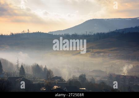 neblige Morgenszene der bergigen ländlichen Gegend mit Dorf. ukrainische karpaten im frühen Frühjahr Stockfoto