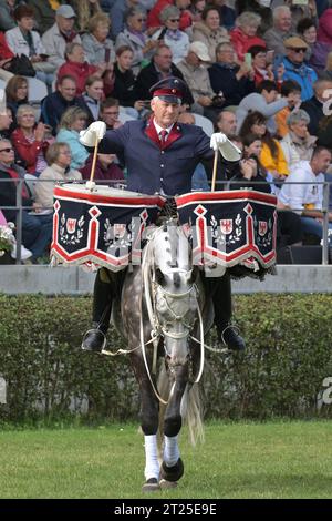 PRODUKTION - 23. September 2023, Brandenburg, Neustadt (Dosse): Ein Schlagzeuger reitet während der Neustädter Hengstparade 2023 auf dem Paradegelände des Landgestüts Neustadt (Dosse) Das brandenburgische Haupt- und Landgestüt wurde 1788 gegründet und ist eines der ältesten Landesgestüte der Bundesrepublik Deutschland. Foto: Michael Bahlo/dpa Stockfoto