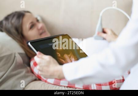 Arzt, der Ultraschall-Untersuchung der Patienten Bauch in der Klinik, qualifizierter Arzt Stockfoto