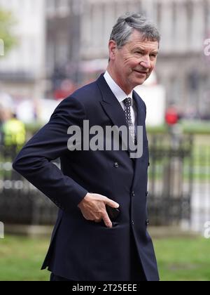 Vizeadmiral Sir Tim Laurence kommt zu einem Thanksgiving-Gottesdienst für das Leben und Werk von Lord Lawson in der St Margaret's Church in London. Bilddatum: Dienstag, 17. Oktober 2023. Stockfoto