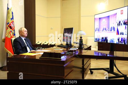 Novo-Ogaryovo, Russland. Oktober 2023. Der russische Präsident Wladimir Putin nimmt an einer Videokonferenz Teil, die die Eröffnung des neuen Straßenbaus in verschiedenen Regionen von der Residenz des Präsidentenstaates Novo-Ogarjowo am 16. Oktober 2023 außerhalb Moskaus, Russland, begeht. Quelle: Gavriil Grigorov/Kreml Pool/Alamy Live News Stockfoto