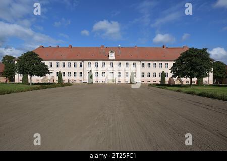 PRODUKTION - 23. September 2023, Brandenburg, Neustadt (Dosse): Das Verwaltungsgebäude des Landgestüts Neustadt (Dosse) Das brandenburgische Haupt- und Landgestüt wurde 1788 gegründet und ist eines der ältesten Landesgestüte der Bundesrepublik Deutschland. Foto: Michael Bahlo/dpa Stockfoto