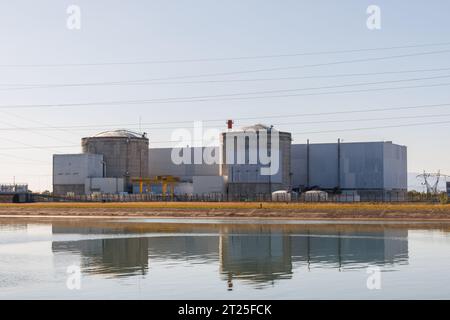 Fessenheim, Frankreich. September 2023. Das französische Kernkraftwerk Fessenheim steht am Ufer des Rheinkanals. Der Bau einer Anlage zur Verarbeitung von leicht radioaktivem Schrott aus dem französischen Kernkraftwerk in Grenznähe ruft auf deutscher Seite Unmut hervor. Quelle: Philipp von Ditfurth/dpa/Alamy Live News Stockfoto