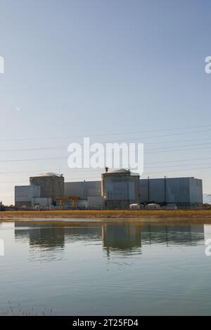 Fessenheim, Frankreich. September 2023. Das französische Kernkraftwerk Fessenheim steht am Ufer des Rheinkanals. Der Bau einer Anlage zur Verarbeitung von leicht radioaktivem Schrott aus dem französischen Kernkraftwerk in Grenznähe ruft auf deutscher Seite Unmut hervor. Quelle: Philipp von Ditfurth/dpa/Alamy Live News Stockfoto