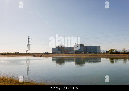 Fessenheim, Frankreich. September 2023. Das französische Kernkraftwerk Fessenheim steht am Ufer des Rheinkanals. Der Bau einer Anlage zur Verarbeitung von leicht radioaktivem Schrott aus dem französischen Kernkraftwerk in Grenznähe ruft auf deutscher Seite Unmut hervor. Quelle: Philipp von Ditfurth/dpa/Alamy Live News Stockfoto