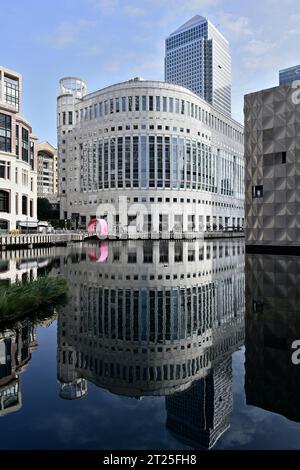 20 Cabot Square und West India Middle Dock, Mackenzie Walk, South Colonnade, Canary Wharf, East London, Vereinigtes Königreich Stockfoto