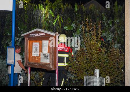 Ebersdorf - Brandserie geht weiter: Hecke steht in Flammen 12.10.2023 gegen 22:50 Uhr Ebersdorf, Niederen Dorfstraße Fotograf: LausitzNews.de/ Philipp Grohmann die Brandserie in und um Löbau setzt sich weiter fort. Nur ein paar Stunden nach dem Brand eines AST- & Laubhaufens in Ebersdorf schrillen die Sirenen erneut. Gegen 22:50 Uhr wurden die Kameradinnen und Kameraden aus Ebersdorf und Löbau erneut zu einem Brand in Ebersdorf alarmiert. In der Niederen Dorfstraße steht diesmal eine Hecke in Flammen, das Feuer drohte sich schnell ausbreiten. Durch das schnelle handeln der Feuerwehrleute Ko Stockfoto