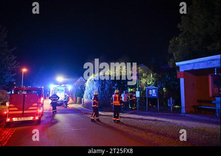 Ebersdorf - Brandserie geht weiter: Hecke steht in Flammen 12.10.2023 gegen 22:50 Uhr Ebersdorf, Niederen Dorfstraße Fotograf: LausitzNews.de/ Philipp Grohmann die Brandserie in und um Löbau setzt sich weiter fort. Nur ein paar Stunden nach dem Brand eines AST- & Laubhaufens in Ebersdorf schrillen die Sirenen erneut. Gegen 22:50 Uhr wurden die Kameradinnen und Kameraden aus Ebersdorf und Löbau erneut zu einem Brand in Ebersdorf alarmiert. In der Niederen Dorfstraße steht diesmal eine Hecke in Flammen, das Feuer drohte sich schnell ausbreiten. Durch das schnelle handeln der Feuerwehrleute Ko Stockfoto