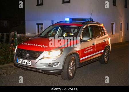 Ebersdorf - Brandserie geht weiter: Hecke steht in Flammen 12.10.2023 gegen 22:50 Uhr Ebersdorf, Niederen Dorfstraße Fotograf: LausitzNews.de/ Philipp Grohmann die Brandserie in und um Löbau setzt sich weiter fort. Nur ein paar Stunden nach dem Brand eines AST- & Laubhaufens in Ebersdorf schrillen die Sirenen erneut. Gegen 22:50 Uhr wurden die Kameradinnen und Kameraden aus Ebersdorf und Löbau erneut zu einem Brand in Ebersdorf alarmiert. In der Niederen Dorfstraße steht diesmal eine Hecke in Flammen, das Feuer drohte sich schnell ausbreiten. Durch das schnelle handeln der Feuerwehrleute Ko Stockfoto