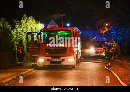 Ebersdorf - Brandserie geht weiter: Hecke steht in Flammen 12.10.2023 gegen 22:50 Uhr Ebersdorf, Niederen Dorfstraße Fotograf: LausitzNews.de/ Philipp Grohmann die Brandserie in und um Löbau setzt sich weiter fort. Nur ein paar Stunden nach dem Brand eines AST- & Laubhaufens in Ebersdorf schrillen die Sirenen erneut. Gegen 22:50 Uhr wurden die Kameradinnen und Kameraden aus Ebersdorf und Löbau erneut zu einem Brand in Ebersdorf alarmiert. In der Niederen Dorfstraße steht diesmal eine Hecke in Flammen, das Feuer drohte sich schnell ausbreiten. Durch das schnelle handeln der Feuerwehrleute Ko Stockfoto