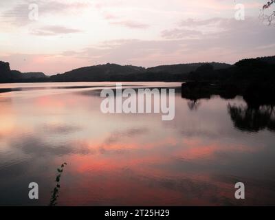 Sonnenuntergang über Padam Lake, Ranthambore, Indien 2019. Stockfoto