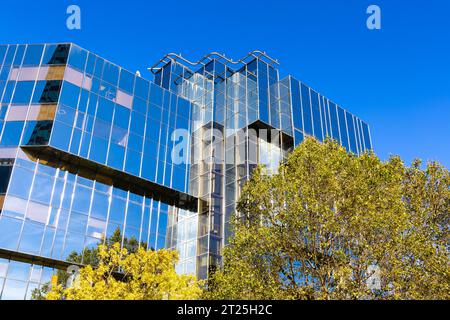 Glasfassade von 1981 250 Euston Road Gebäude, das University College London Hospitals (UCLH), London, England beherbergt Stockfoto