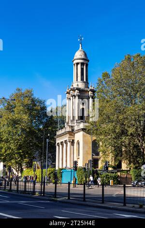 Außenansicht der heute stillgelegten Holy Trinity Church von 1828 von Sir John Soane, Great Portland Street, London, England Stockfoto