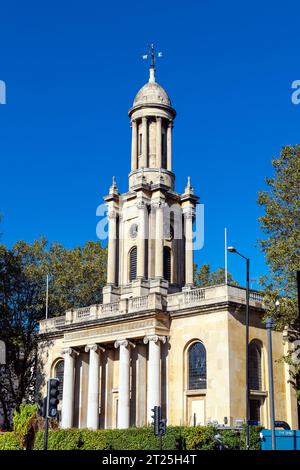 Außenansicht der heute stillgelegten Holy Trinity Church von 1828 von Sir John Soane, Great Portland Street, London, England Stockfoto