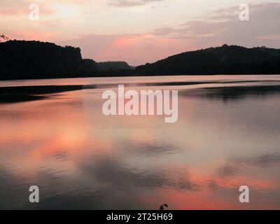 Sonnenuntergang über Padam Lake, Ranthambore, Indien 2019. Stockfoto