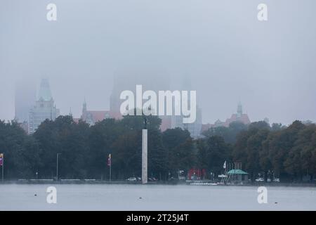 Niedersachsen, Hannover, Wetter, der Maschsee mit Blick auf das neue Rathaus im Nebel, *** Niedersachsen, Hannover, Wetter, der Maschsee mit Blick auf das neue Rathaus im Nebel, Credit: Imago/Alamy Live News Stockfoto