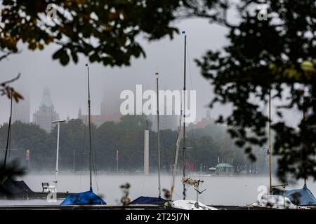 Niedersachsen, Hannover, Wetter, der Maschsee mit Blick auf das neue Rathaus im Nebel, *** Niedersachsen, Hannover, Wetter, der Maschsee mit Blick auf das neue Rathaus im Nebel, Credit: Imago/Alamy Live News Stockfoto