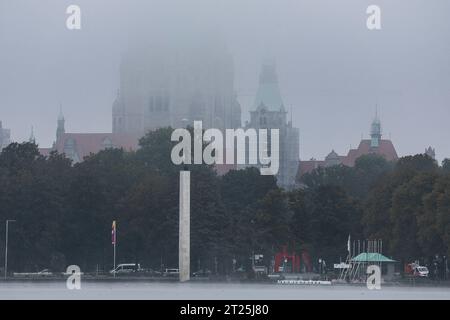 Niedersachsen, Hannover, Wetter, der Maschsee mit Blick auf das neue Rathaus im Nebel, *** Niedersachsen, Hannover, Wetter, der Maschsee mit Blick auf das neue Rathaus im Nebel, Credit: Imago/Alamy Live News Stockfoto