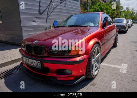 Almaty, Kasachstan - 25. August 2023: Der Vorderteil des BMW 3er Coupés ist orange. Parken auf der Straße Stockfoto