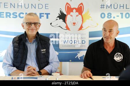 WSA Trockenland Weltmeisterschaften - Pressekonferenz Mühlberg 14.10.2023, Mühlberg/drei Gleichen, gut Ringhofen, Pressegespraech zu den WSA Trockenland Weltmeisterschaften vom 08.-10.12.2023 in Mühlberg im Bild: Andreas Wiatowski Praesident Verband deutscher Schlittenhundesportvereine und Arno Steichler Praesident der World Sleddog Association *** WSA Trockenland Weltmeisterschaften Pressekonferenz, Mühlberg 14 10 2023 Mühlberg drei Gleichen, gut Ringhofen, Pressekonferenz zur WSA Trockenland-Weltmeisterschaft vom 08 10 12 2023 in Mühlberg im Bild Andreas Wiatowski Präsident Bund o Stockfoto