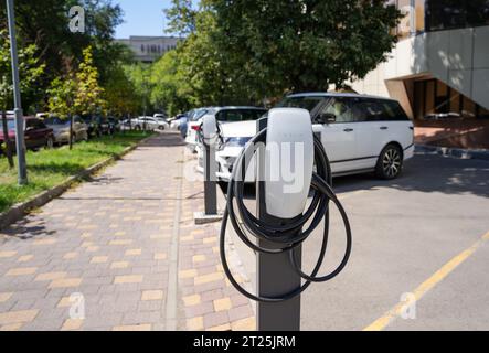 Almaty, Kasachstan - 25. August 2023: Gerät zum Aufladen von Elektroautos von Tesla. Stadtparkplatz Stockfoto