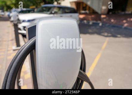 Almaty, Kasachstan - 25. August 2023: Ladegerät für Tesla Elektroautos auf dem Parkplatz. Erneuerbare Energien Stockfoto