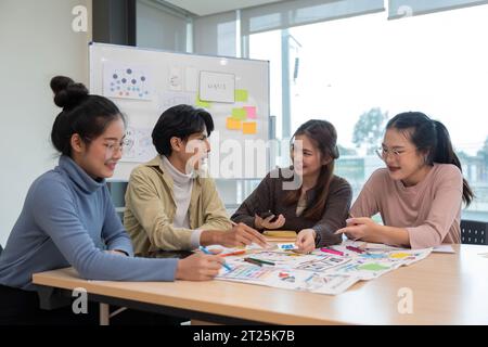 Brainstorming Planung kreativer Teamarbeit, Nahaufnahme der Hände, Besprechung des Entwicklerteams der Mobiltelefon-App über das Layout des Prototyps für Smartphones mit Bildschirmanzeige Stockfoto