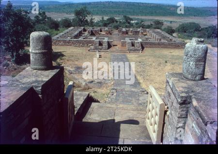 Die Ruinen von Sanchi bieten nicht nur Stupas, sondern auch Materialien, die die Figuren von Tempeln und Viharas (Klöstern) jener Zeit zeigen. Der Tempel 17, der im 5. Jahrhundert von der Gupta-Dynastie erbaut wurde, ist ein typischer Steintempel aus dem frühen Mittelalter in Indien. Stockfoto