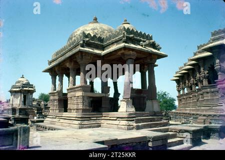 Die Chhatredi wurden von den Herrschern der Jadeja im 18. Jahrhundert errichtet. Der „Chhatris“-Komplex ist ein beliebter Cenotaphs-Komplex am Stadtrand von Bhuj, die Fargoten-Gräber, Ruinen. Stockfoto